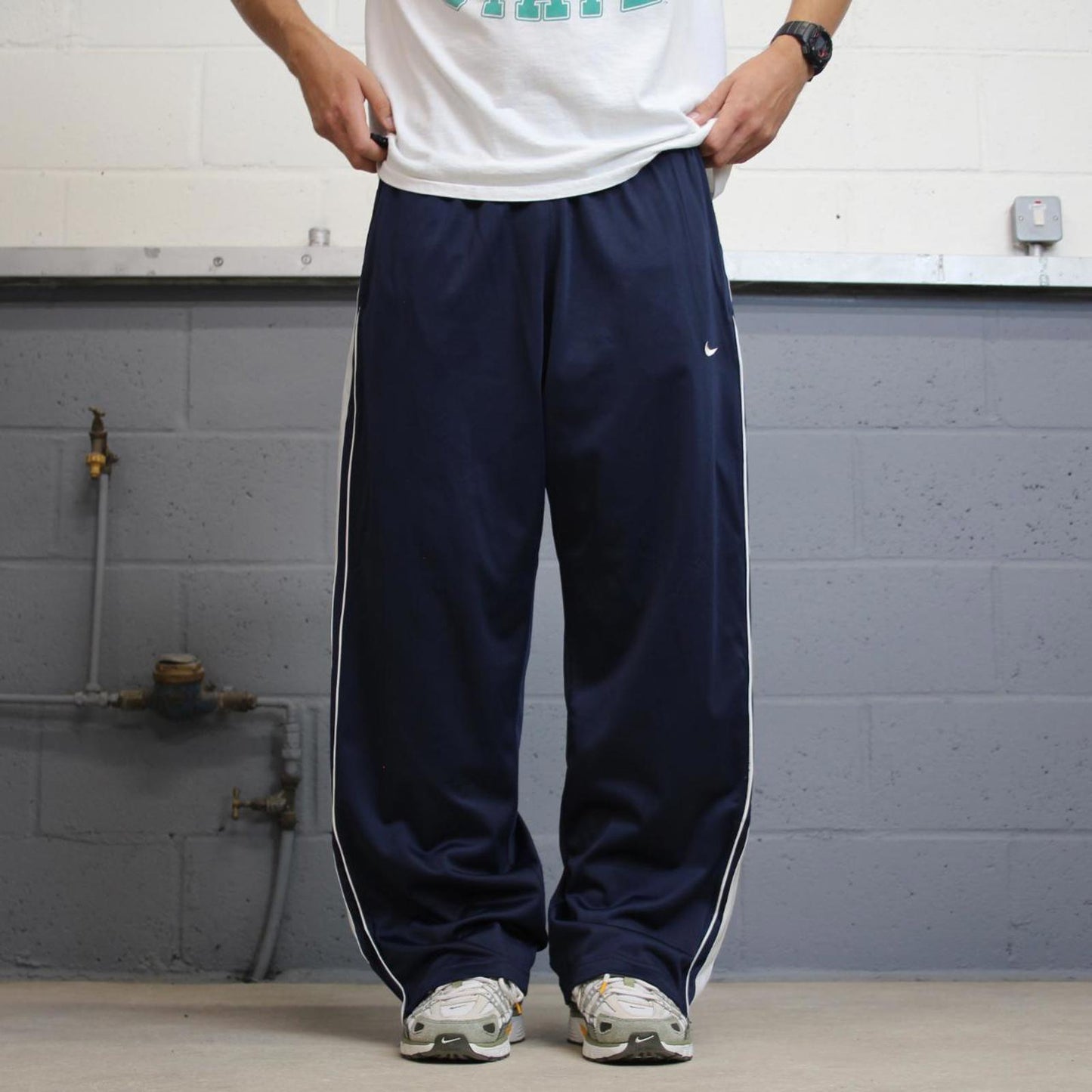 Vintage baggy Nike Basketball Trackies L Y2K loose leg swoosh logo