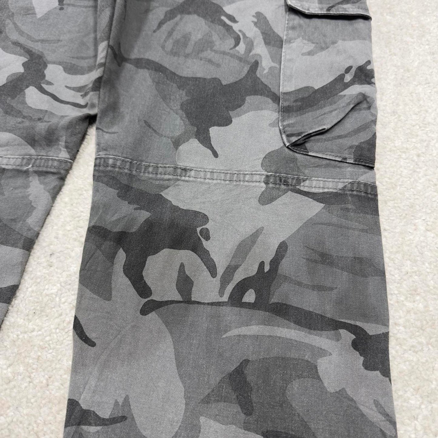 Camo Wrangler cargo pants W34L30 faded grey camouflage straight y2k style cargo trousers