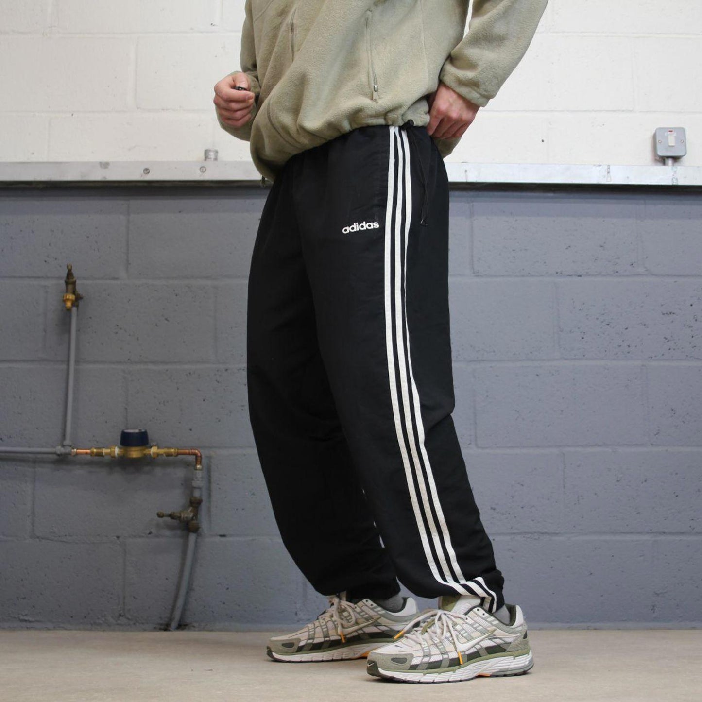 00s y2k Adidas tracksuit bottom XL black loose sporty style trackies side stripe track pants