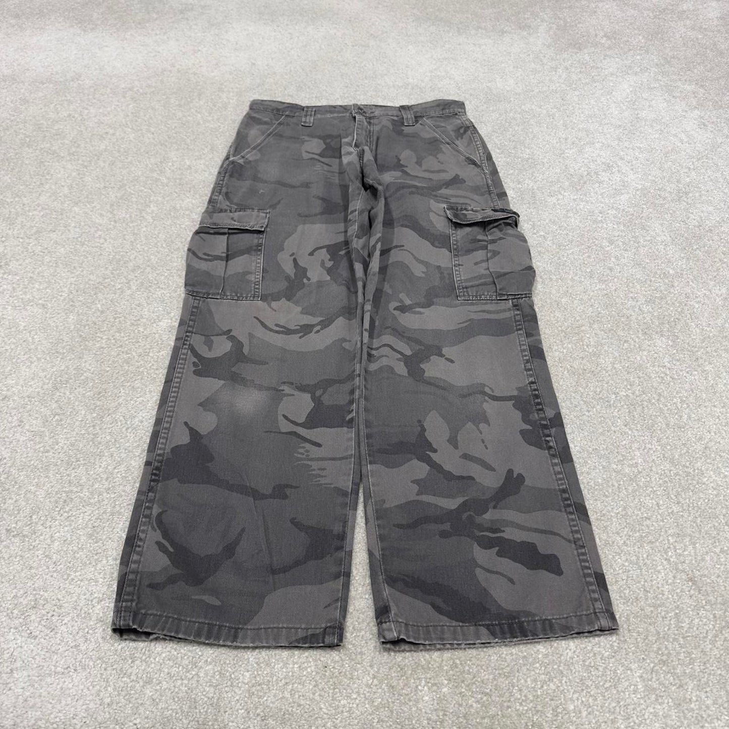 Camo Wrangler cargo pants W30L30 faded grey camouflage straight y2k style cargo trousers