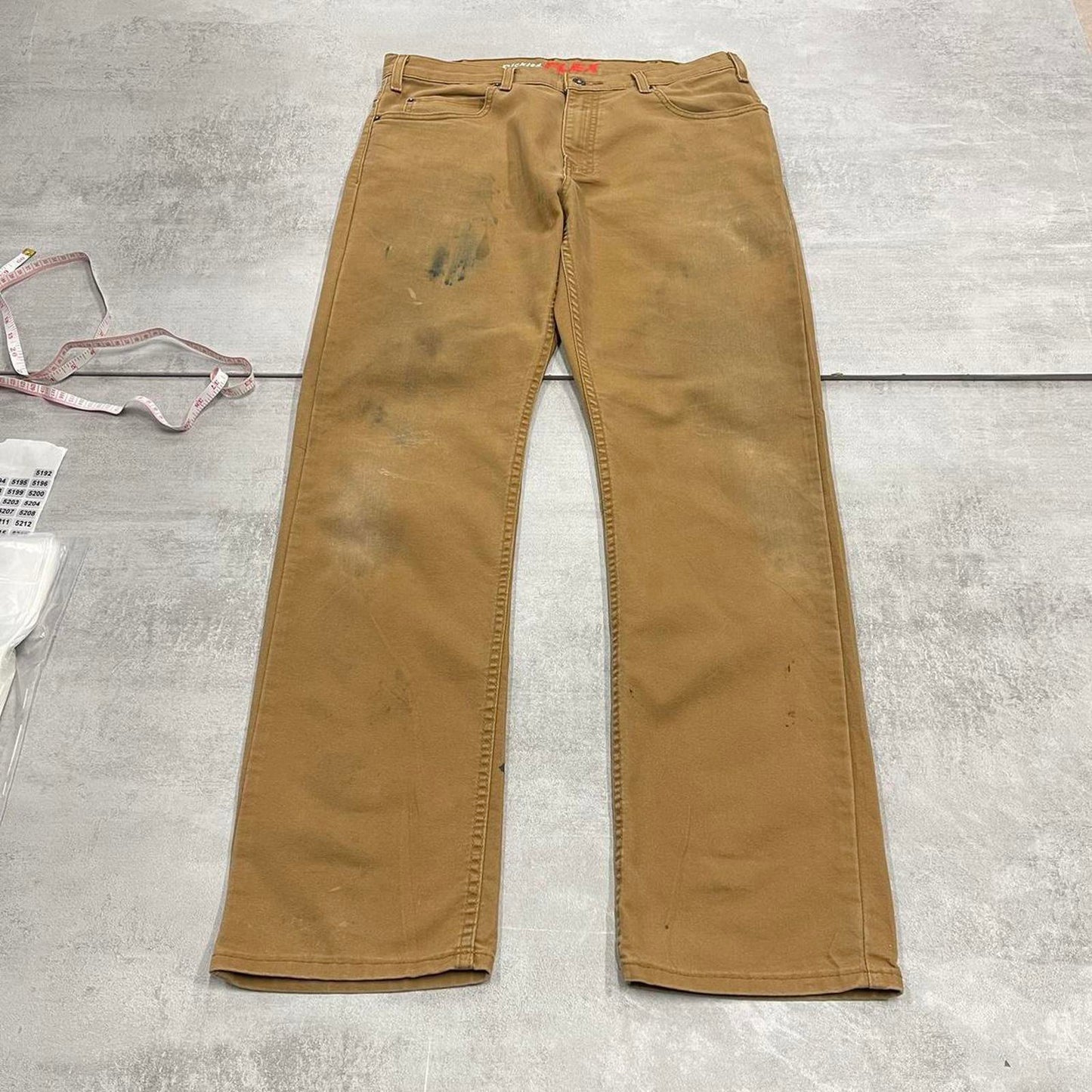 Tan Dickies trousers W34L32 90s style work pants straight fit