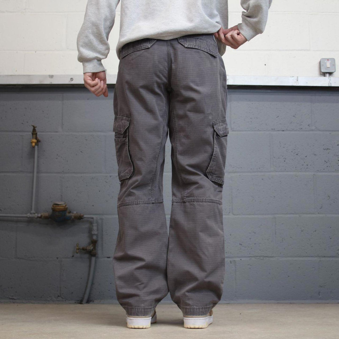 Grey Carhartt cargo pants W31L32 relaxed 90s style skater loose leg cargos patch logo