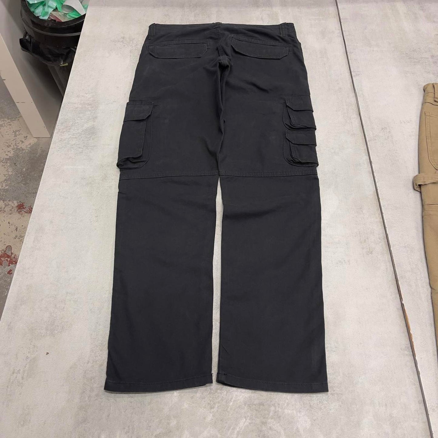 Mens black Wrangler cargo trousers W32 L30
