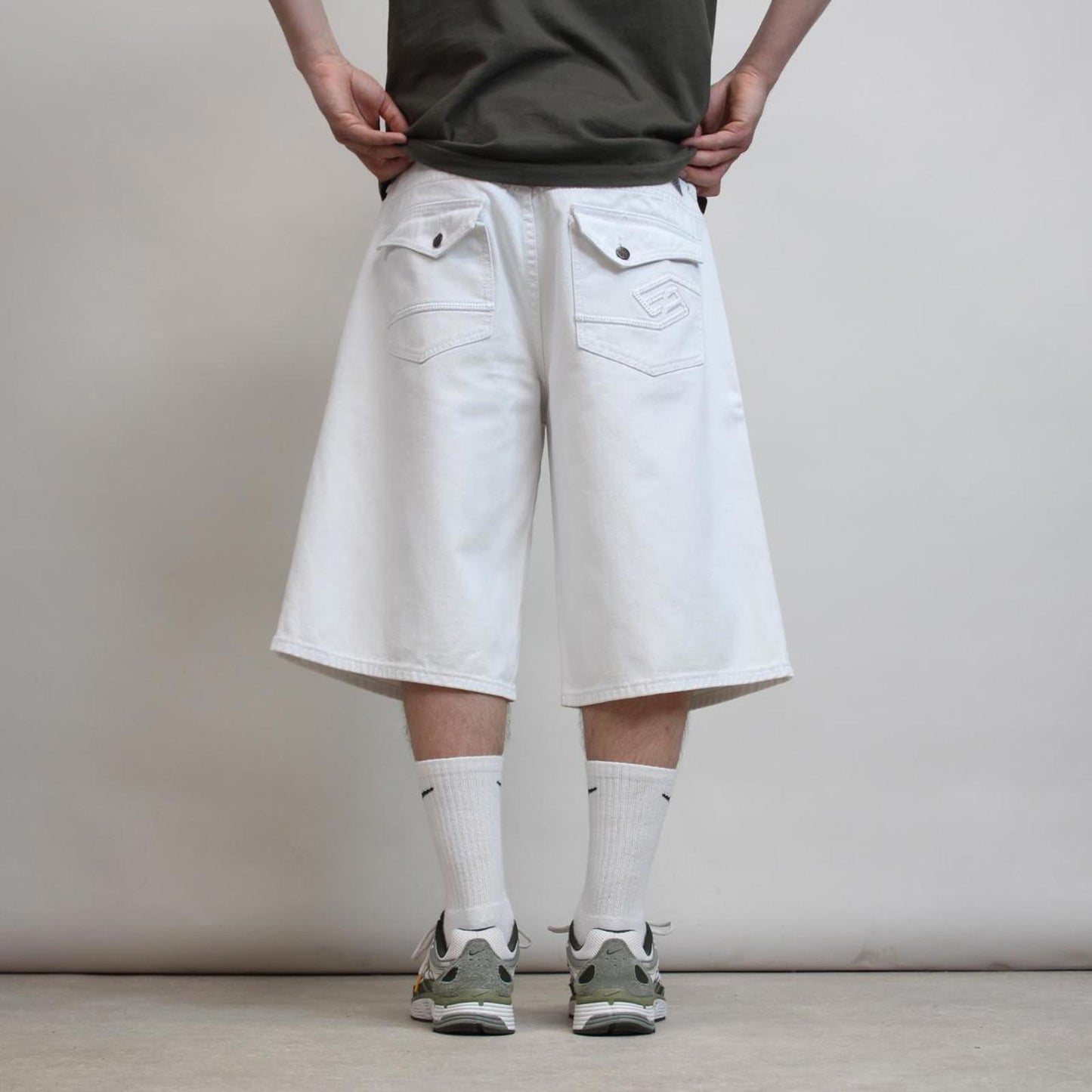 Baggy Enyce denim shorts W38 long wide leg skater style pocket flaps embroidered design