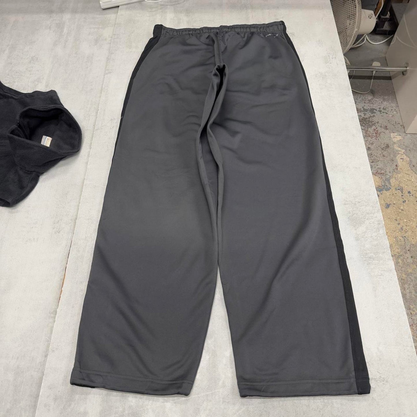 Baggy Nike Trackies XL Grey y2k 00s style fleece lined wide leg joggers embroidered logo side stripe