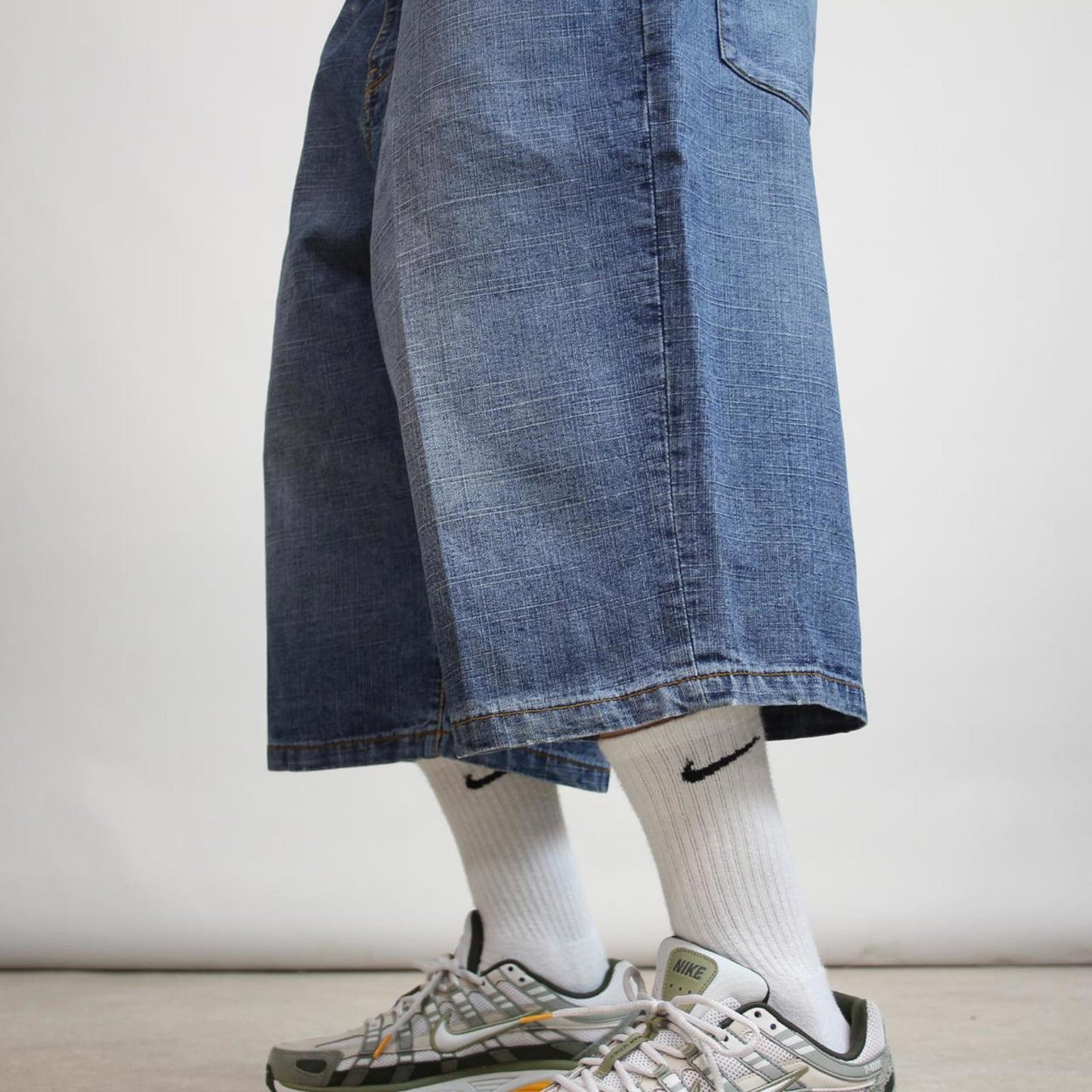 Baggy Rocawear skate jorts W40 long wide leg 90s style skater shorts embroidered design