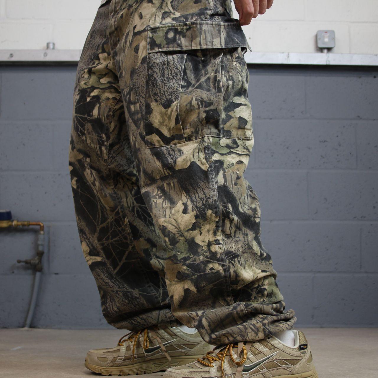 Cabela's camo cargo pants Y2K khaki camouflage pattern loose leg outdoors hunting utility trousers