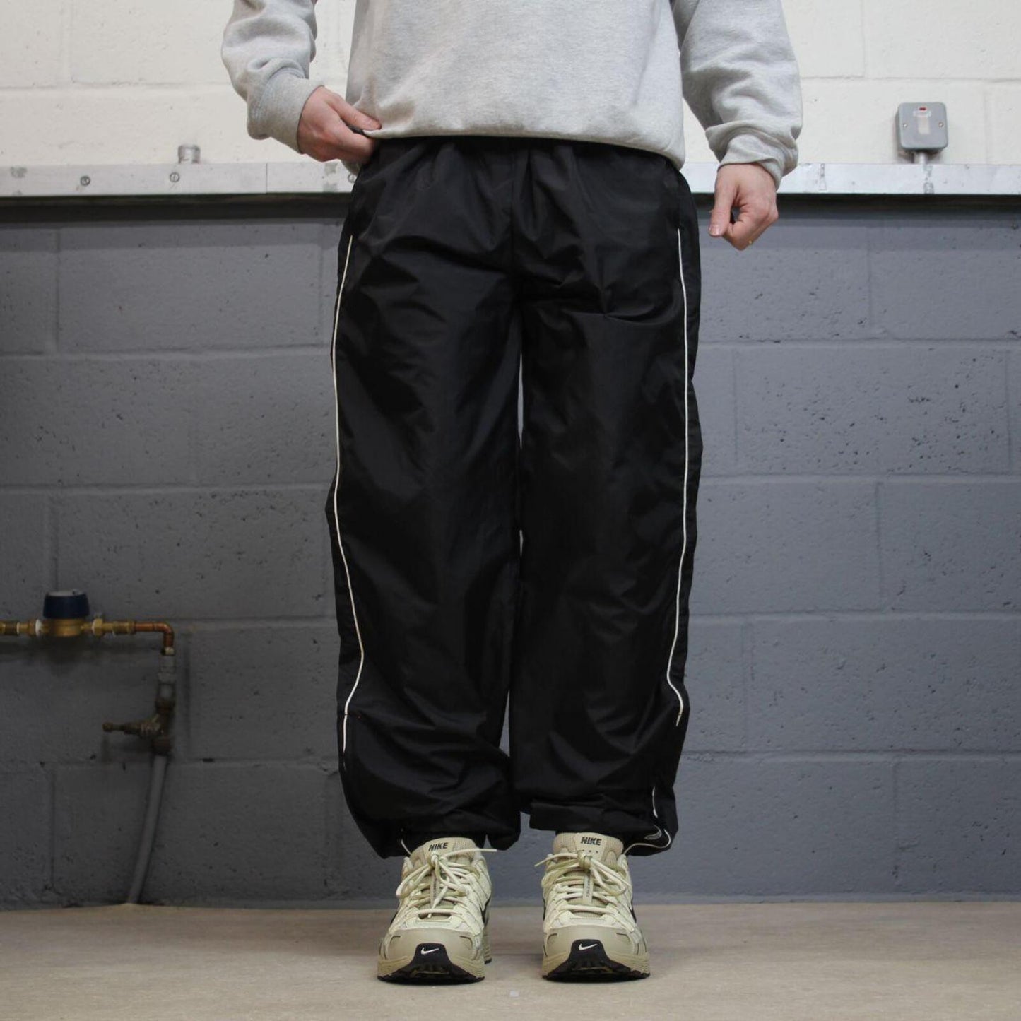 Reebok tracksuit bottoms Y2K black Loose unlined lightweight side stripe track pants
