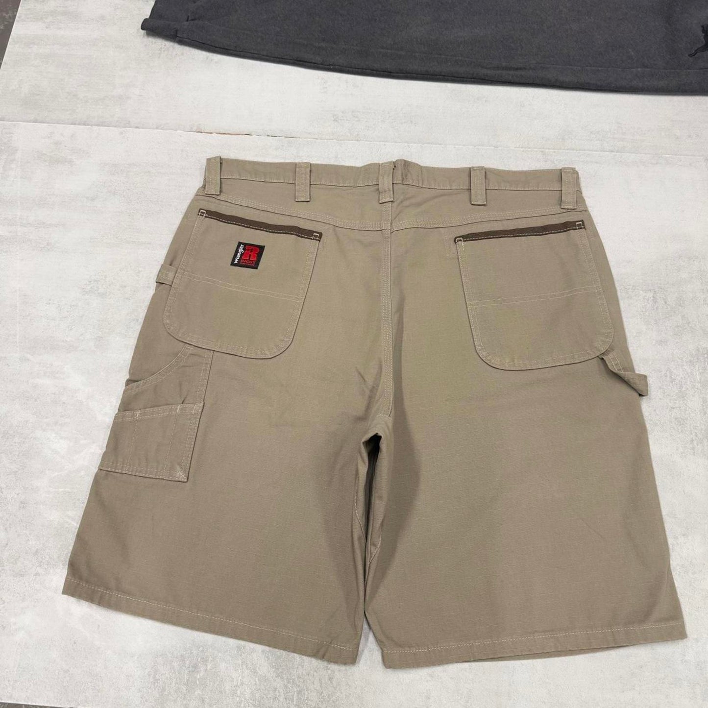 Baggy Wrangler carpenter shorts W40 Loose khaki canvasy skate style shorts