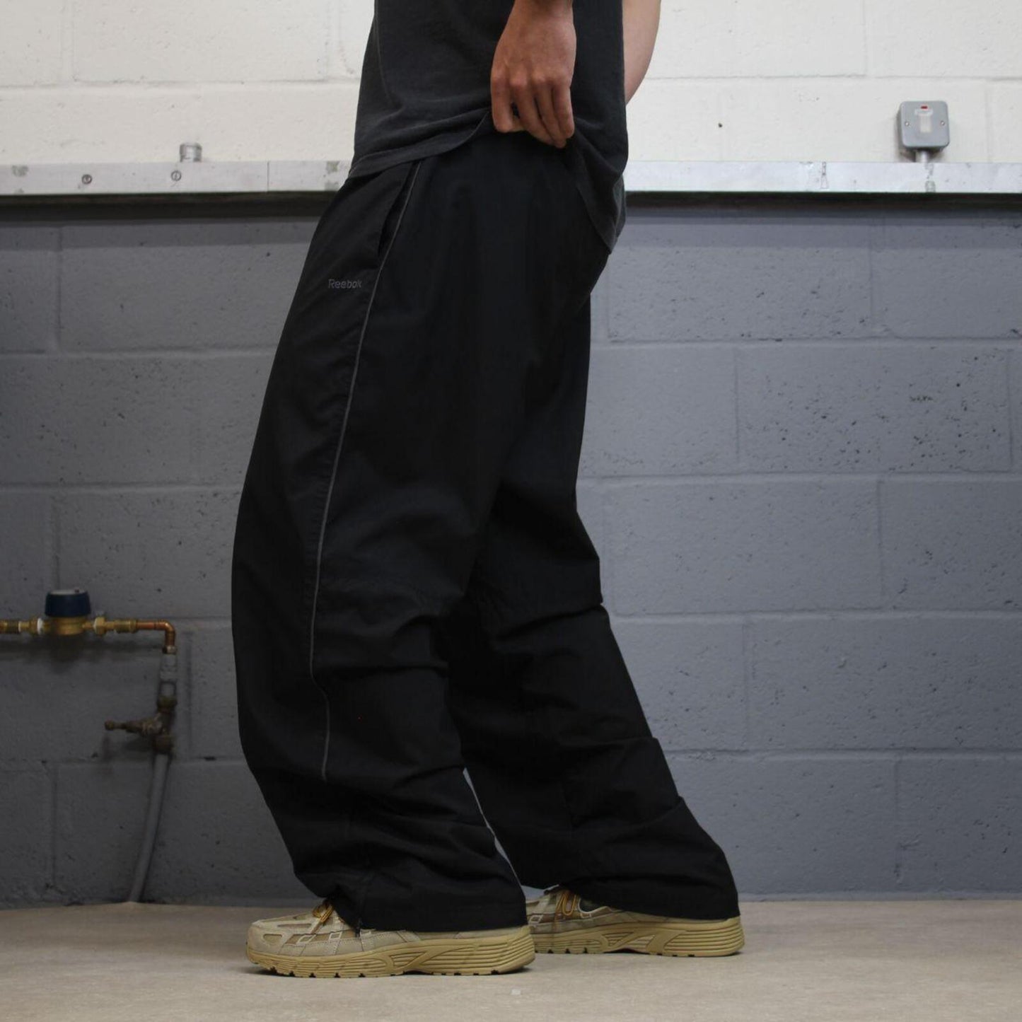 Reebok baggy tracksuit bottoms loose black Mesh lined embroidered drawstring track pants