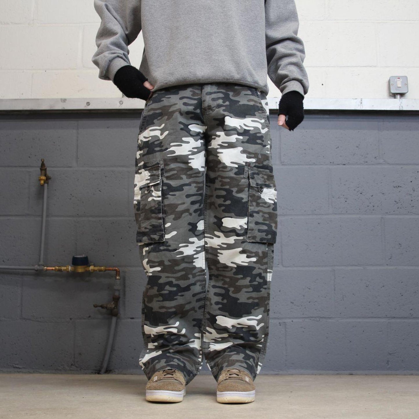 Camo cargo pants loose W32L31 khaki grey camouflage y2k style cargo trousers