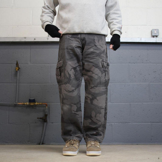 Camo Wrangler cargo pants W30L30 faded grey camouflage straight y2k style cargo trousers