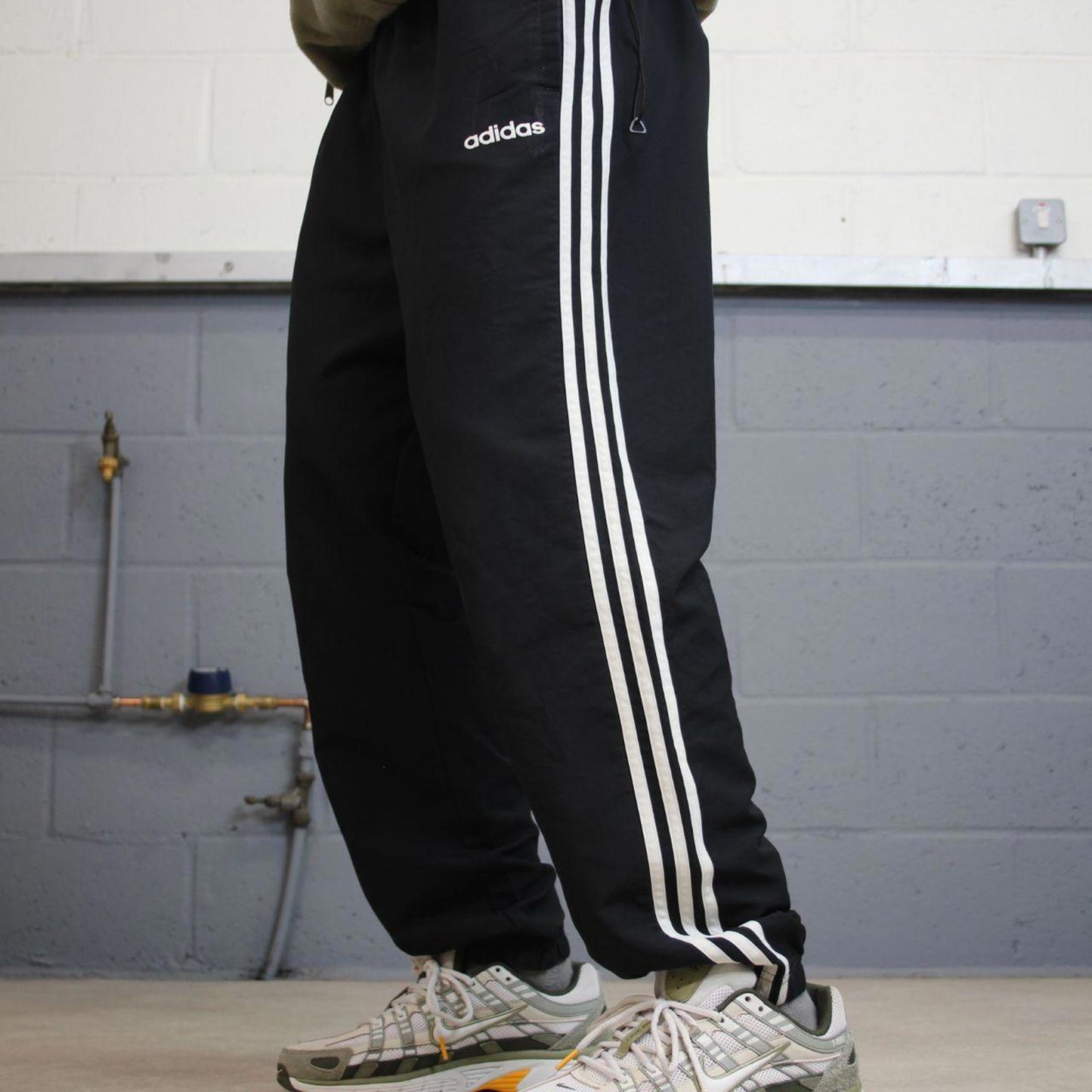00s y2k Adidas tracksuit bottom XL black loose sporty style trackies side stripe track pants
