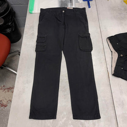 Wrangler cargo pants W38 L32 black regular taper cargo skate style pants