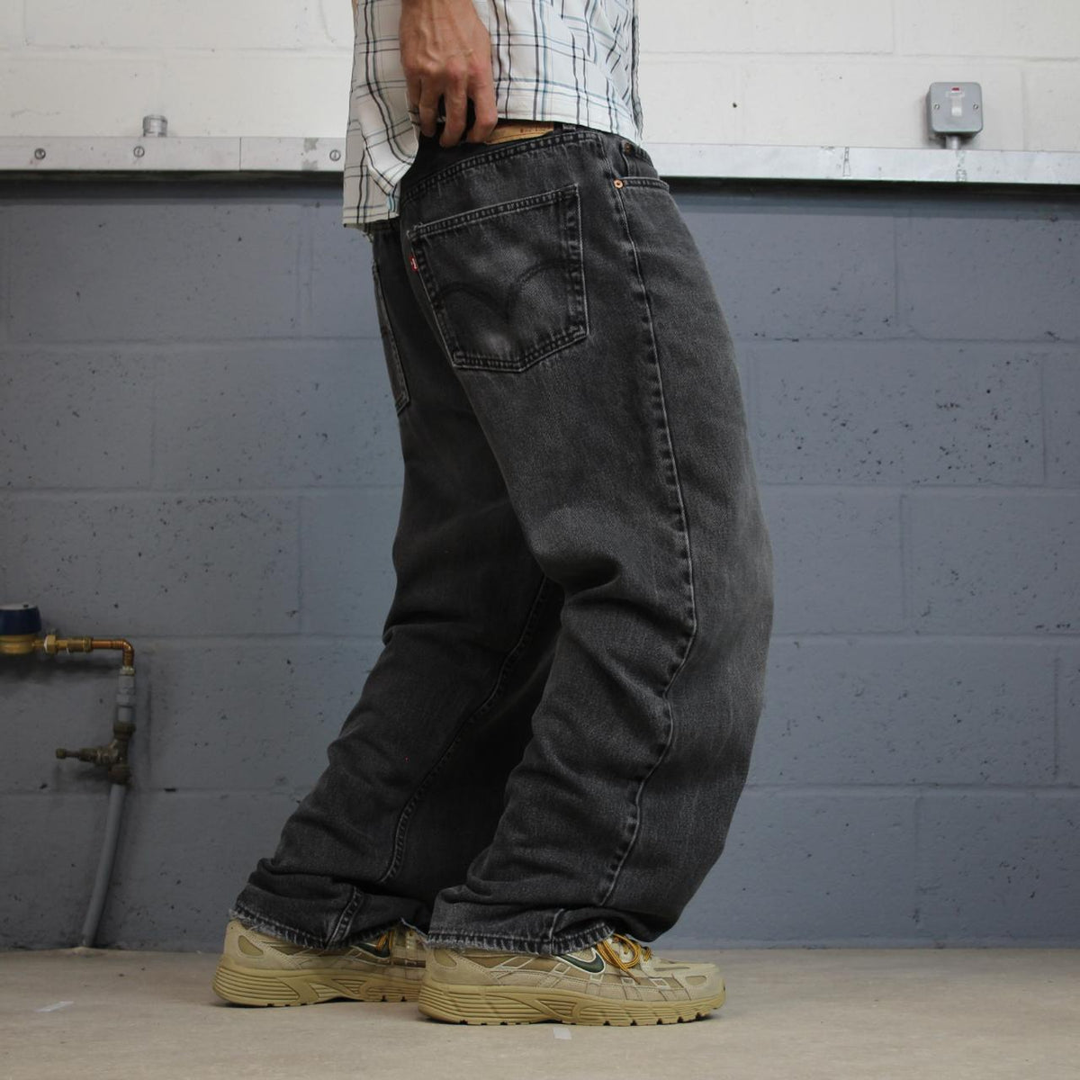 Levi’s 550 jeans Y2K relaxed fit denim faded black Levi’s loose leg 2000s style pants red tab logo
