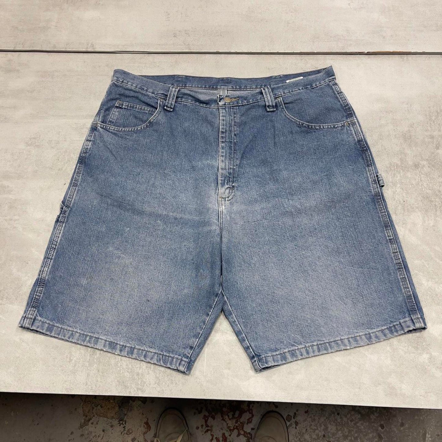 Mens baggy Wrangler carpenter jorts W40