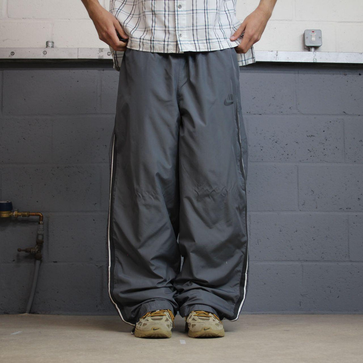 Y2K Nike baggy tracksuit bottoms grey wide leg XL Loose mesh lined drawstring casual track pants