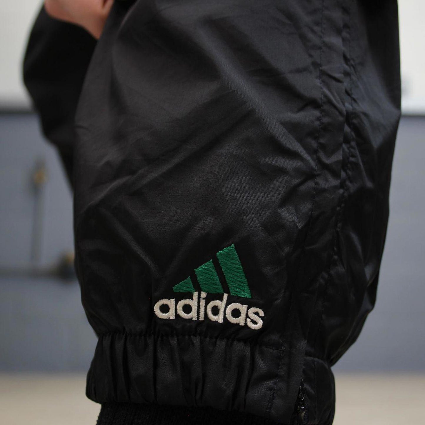 Baggy Adidas Trackies L black y2k 00s style loose mesh lined wide leg joggers embroidered logo