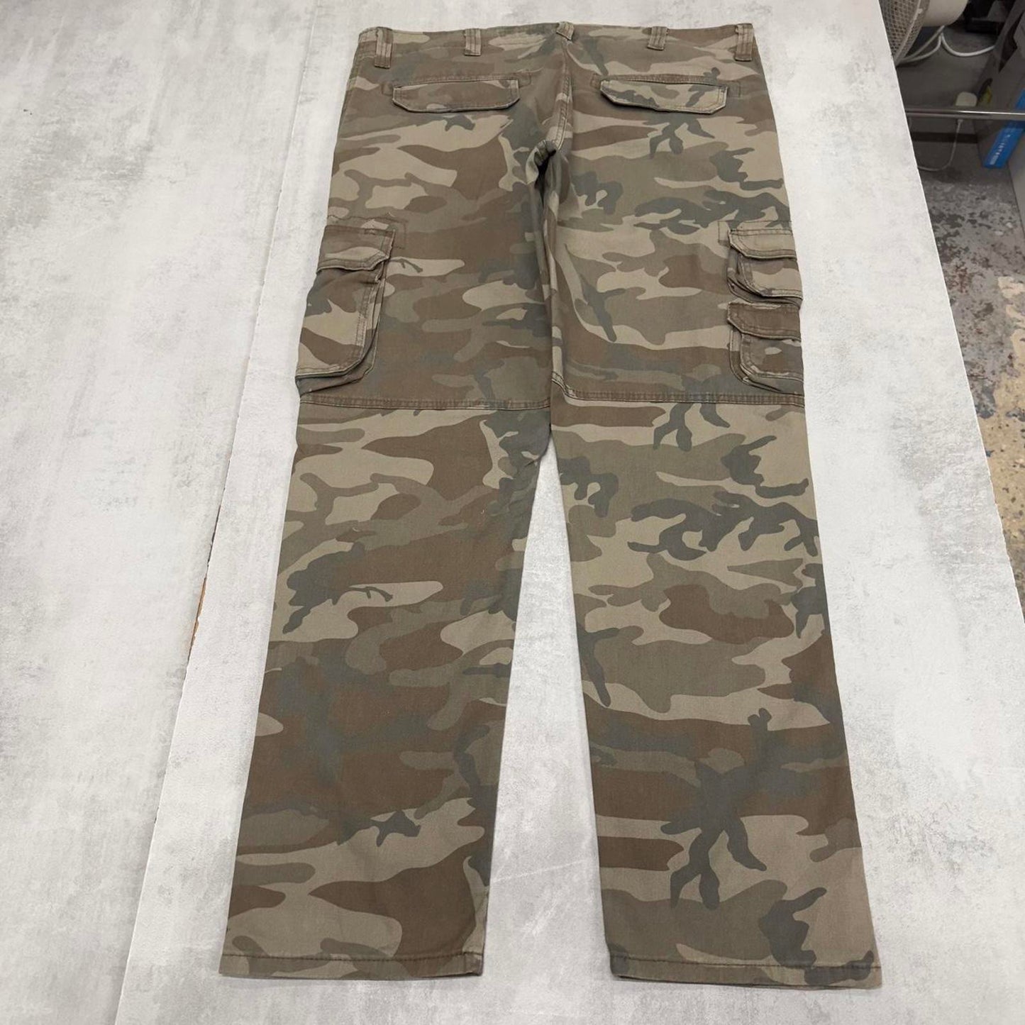 Camo Wrangler cargo pants W40L32 khaki forest camouflage straight y2k style cargo trousers