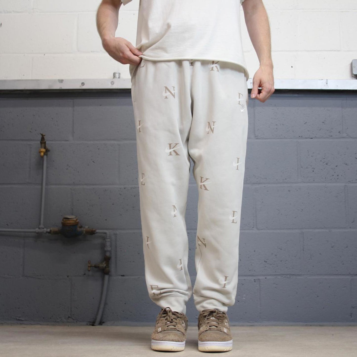 Y2k beige Nike joggers XL loose sweatpants cuffed legs embroidered logo