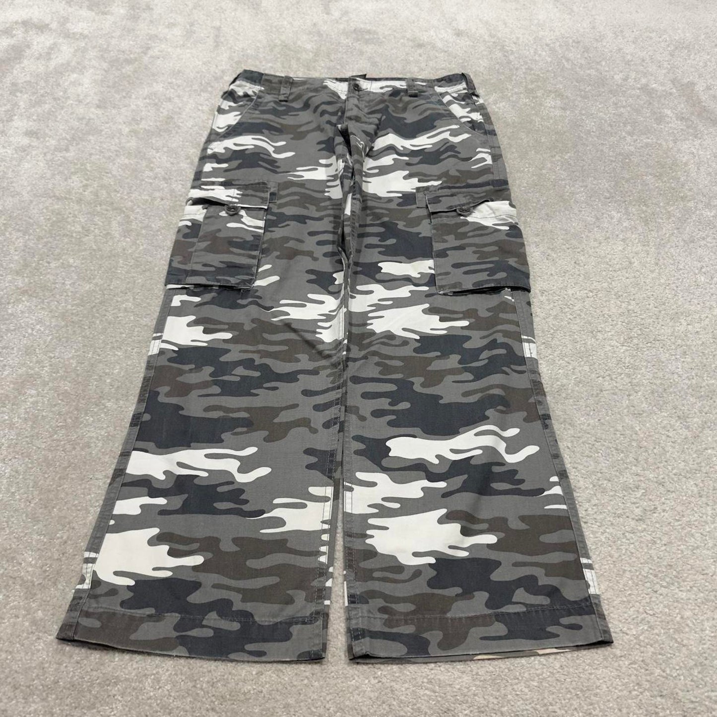 Camo cargo pants loose W32L31 khaki grey camouflage y2k style cargo trousers
