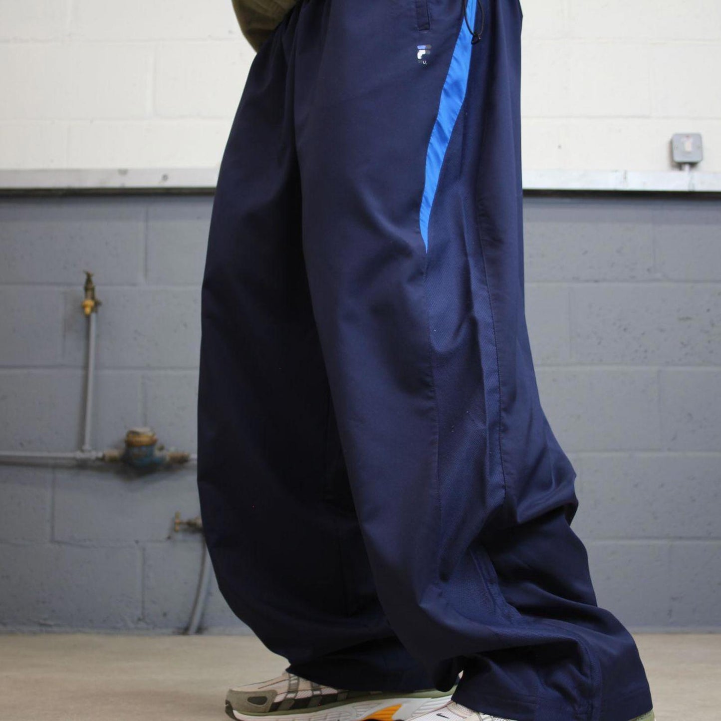 Baggy Fila trackies XXL navy loose Y2K style foaty joggers print logo