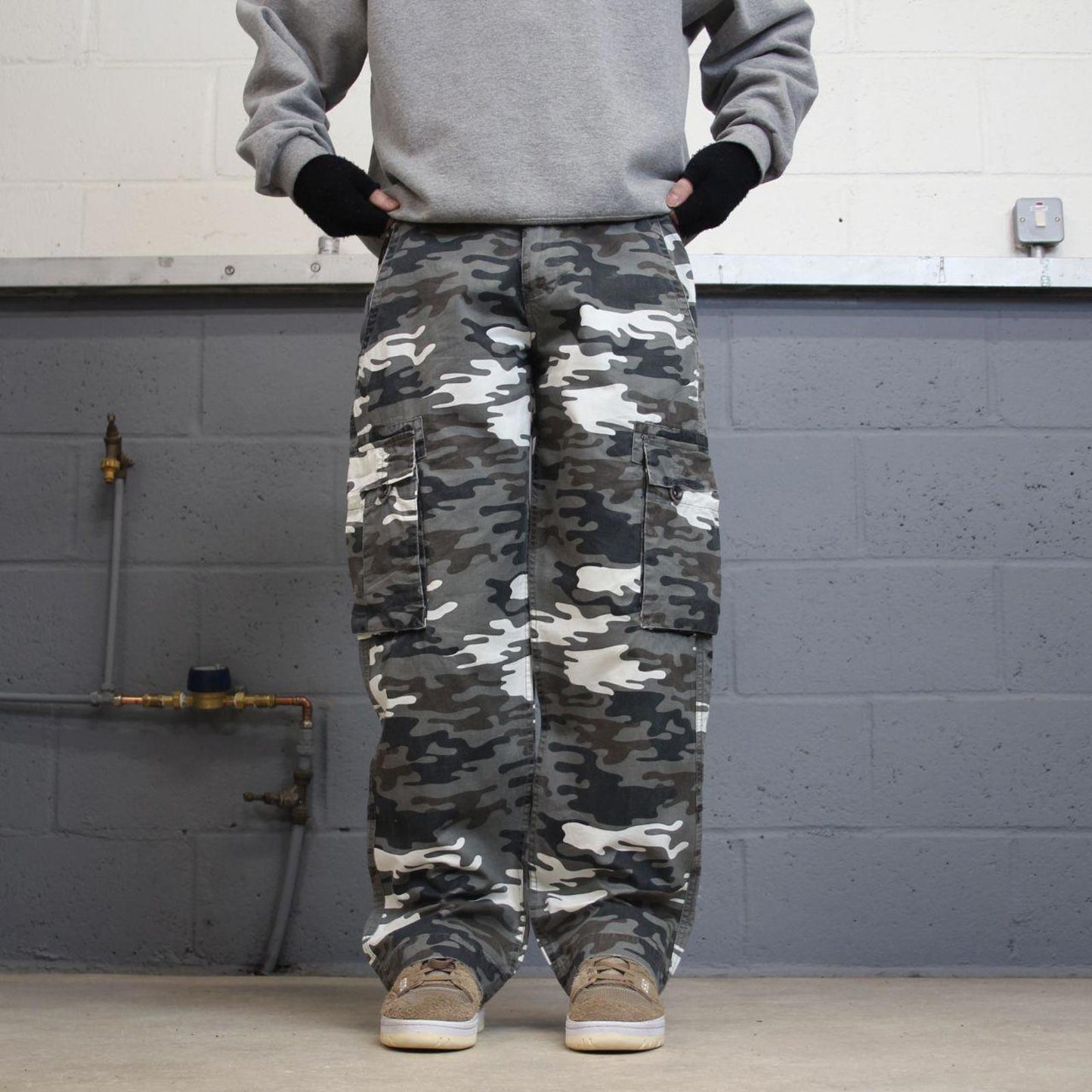 Camo cargo pants loose W32L31 khaki grey camouflage y2k style cargo trousers