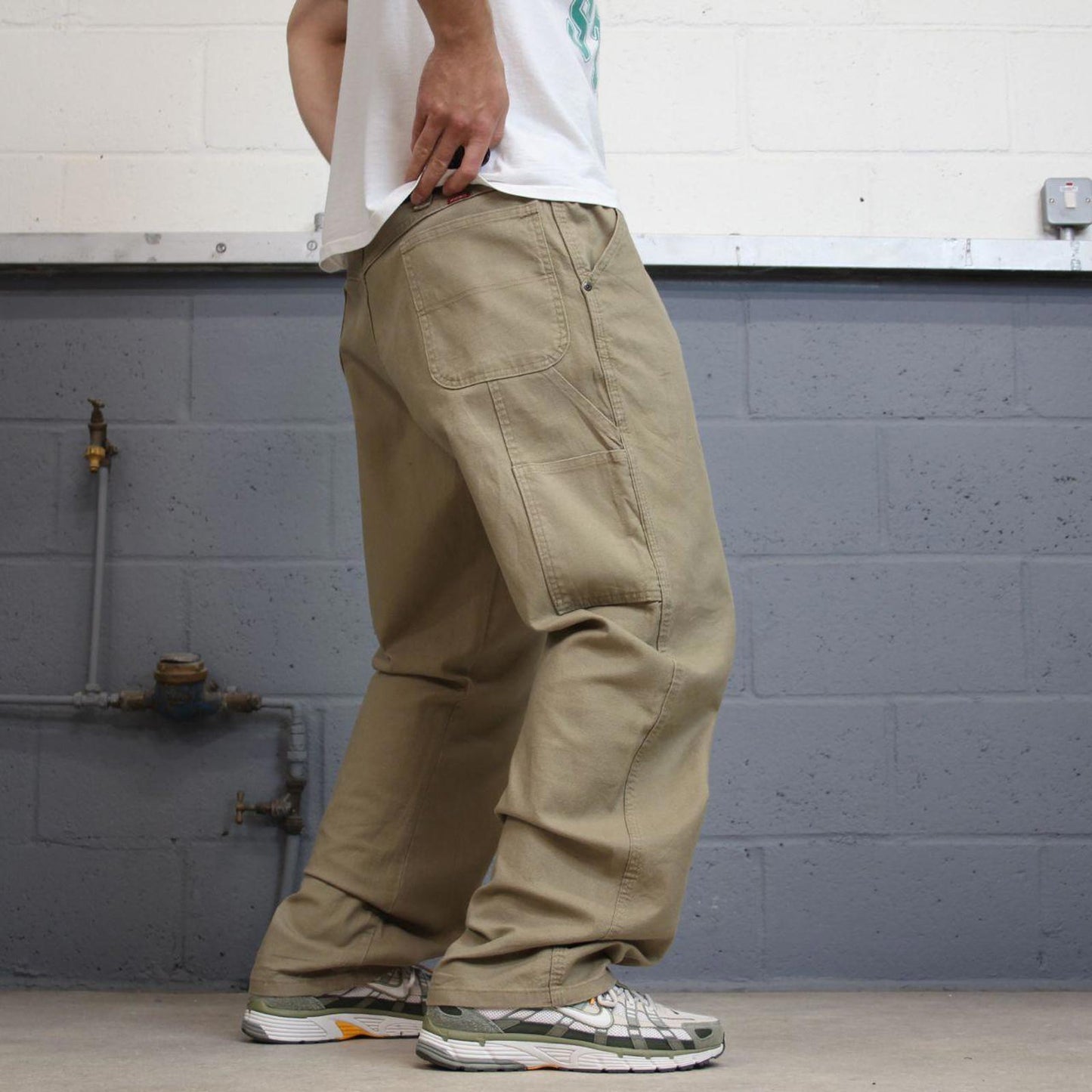 Khaki Wrangler carpenter pants W40L32 loose cargo skater style jeans