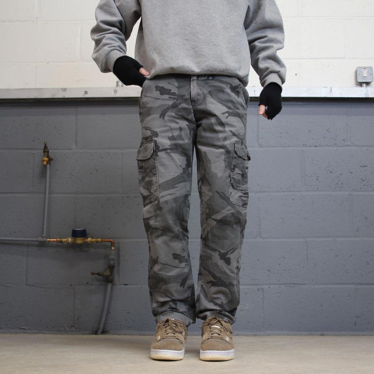 Camo Wrangler cargo pants W34L30 faded grey camouflage straight y2k style cargo trousers