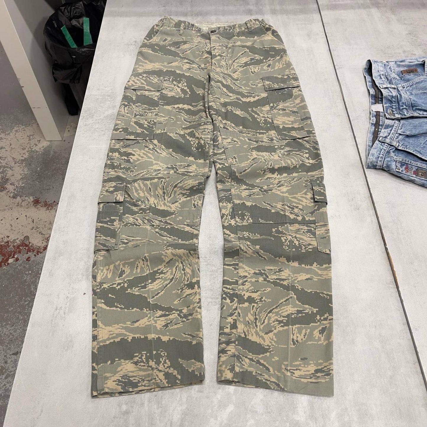 US Air Force cargo pants W30L36 baggy green digital camouflage trousers double knee utility