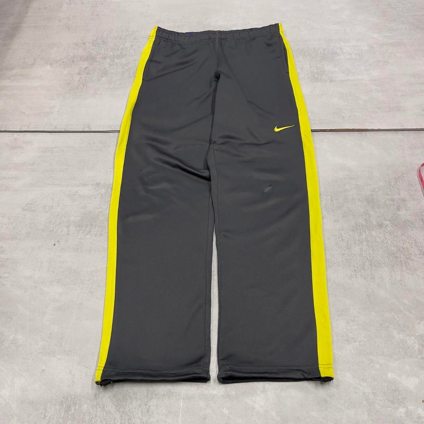 Nike Therma Fit Trackies Small Grey y2k 00s style loose leg joggers embroidered logo