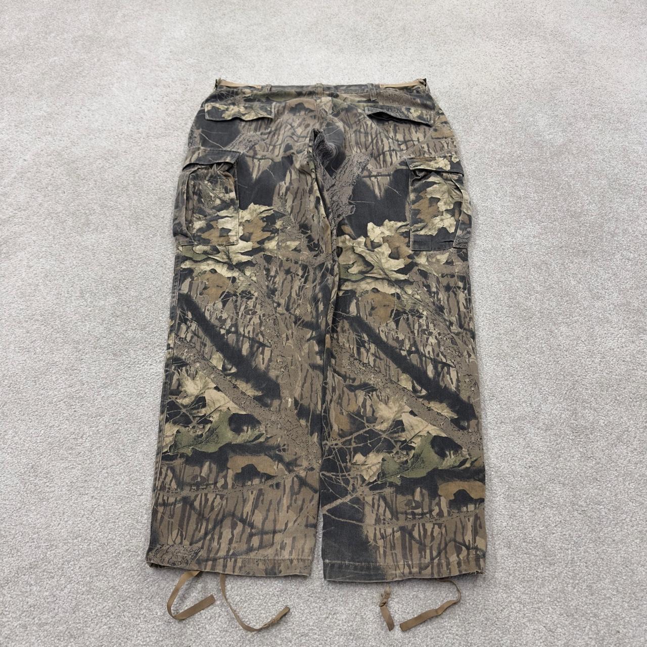 Cabela's camo cargo pants Y2K khaki camouflage pattern loose leg outdoors hunting utility trousers