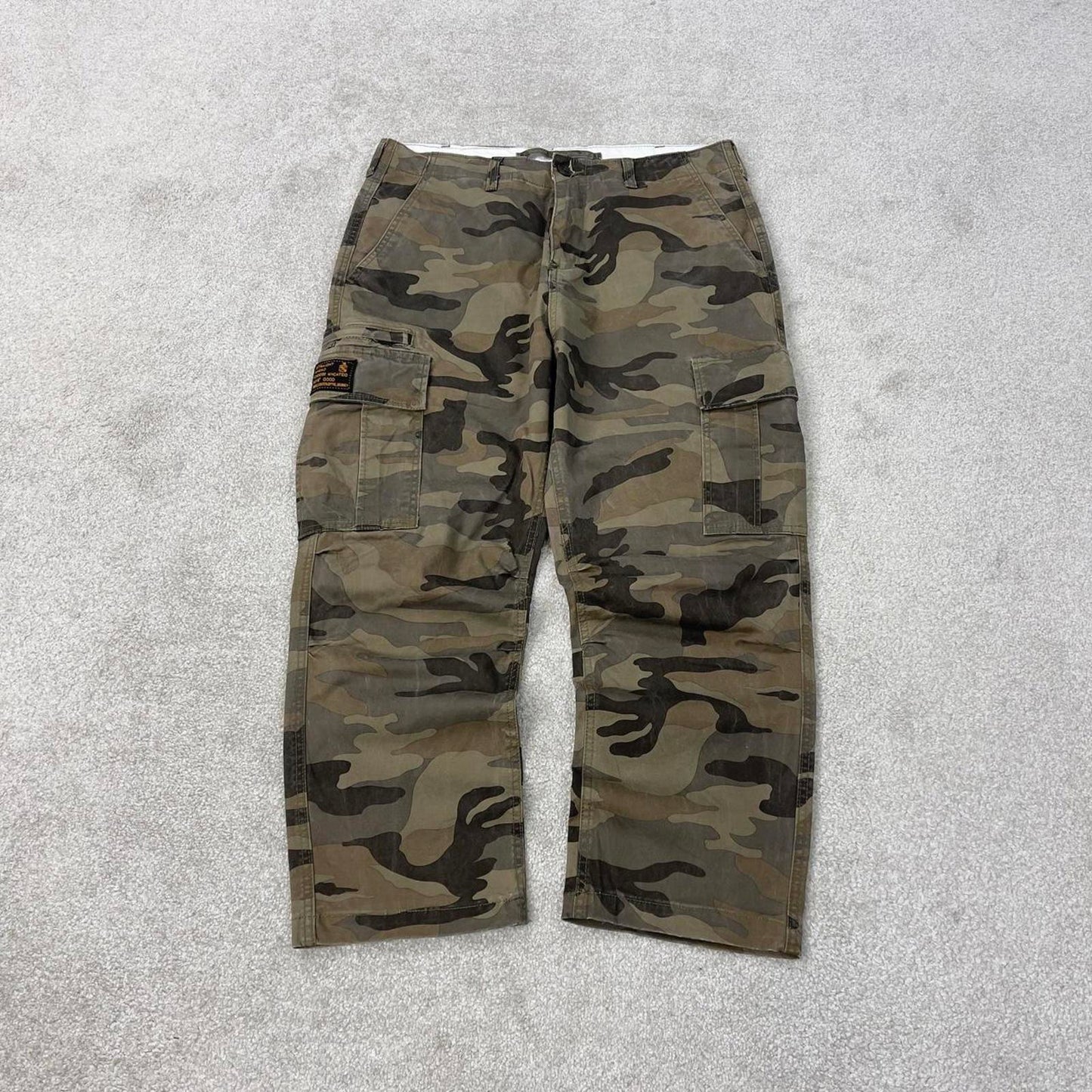 Camo Catch Wave Explore cargo pants W34L25 faded green camouflage loose y2k style carpenter trousers