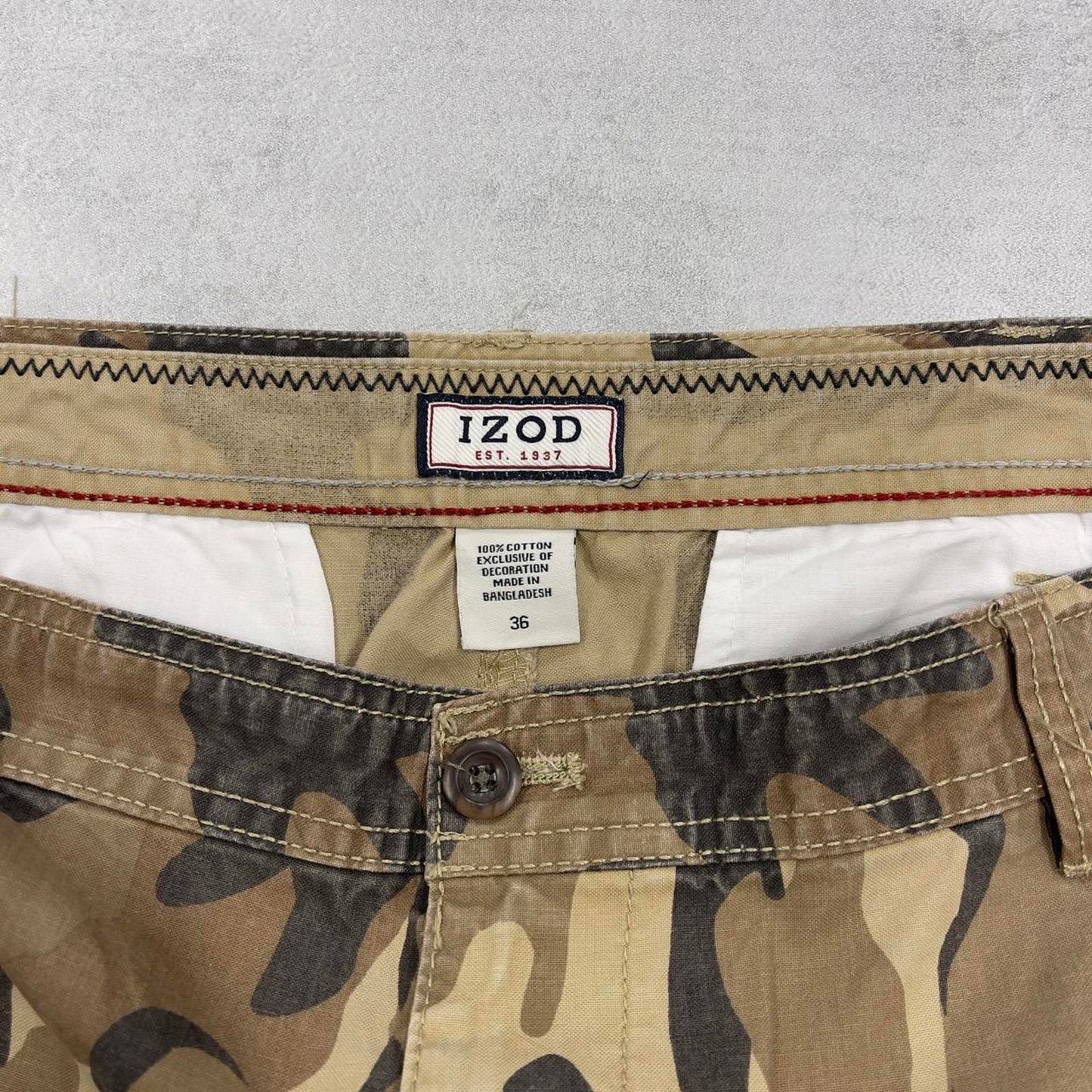 Baggy camo IZOD cargo shorts W38