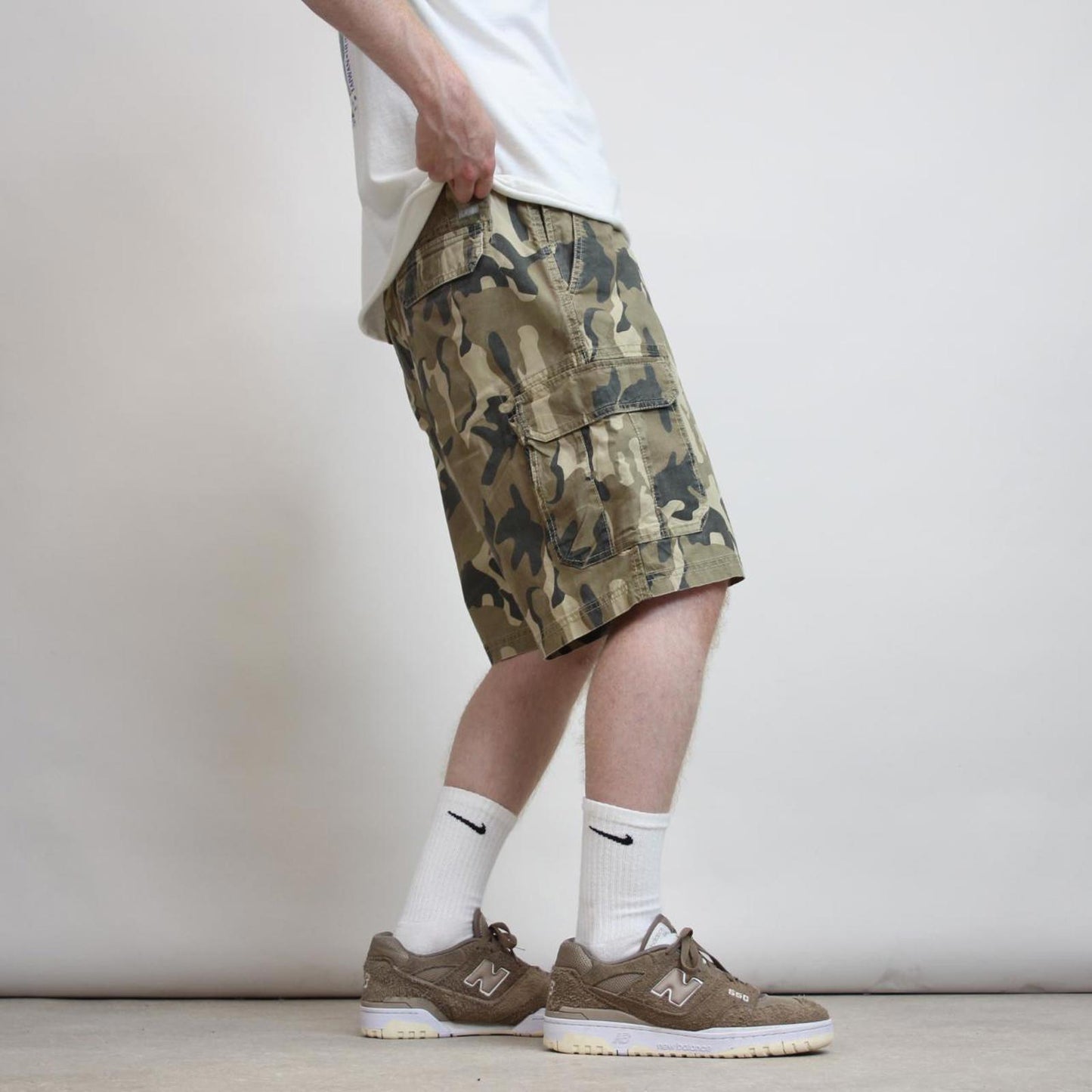 Baggy camo IZOD cargo shorts W38