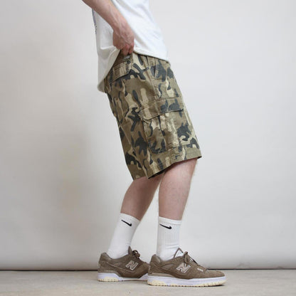 Baggy camo IZOD cargo shorts W38