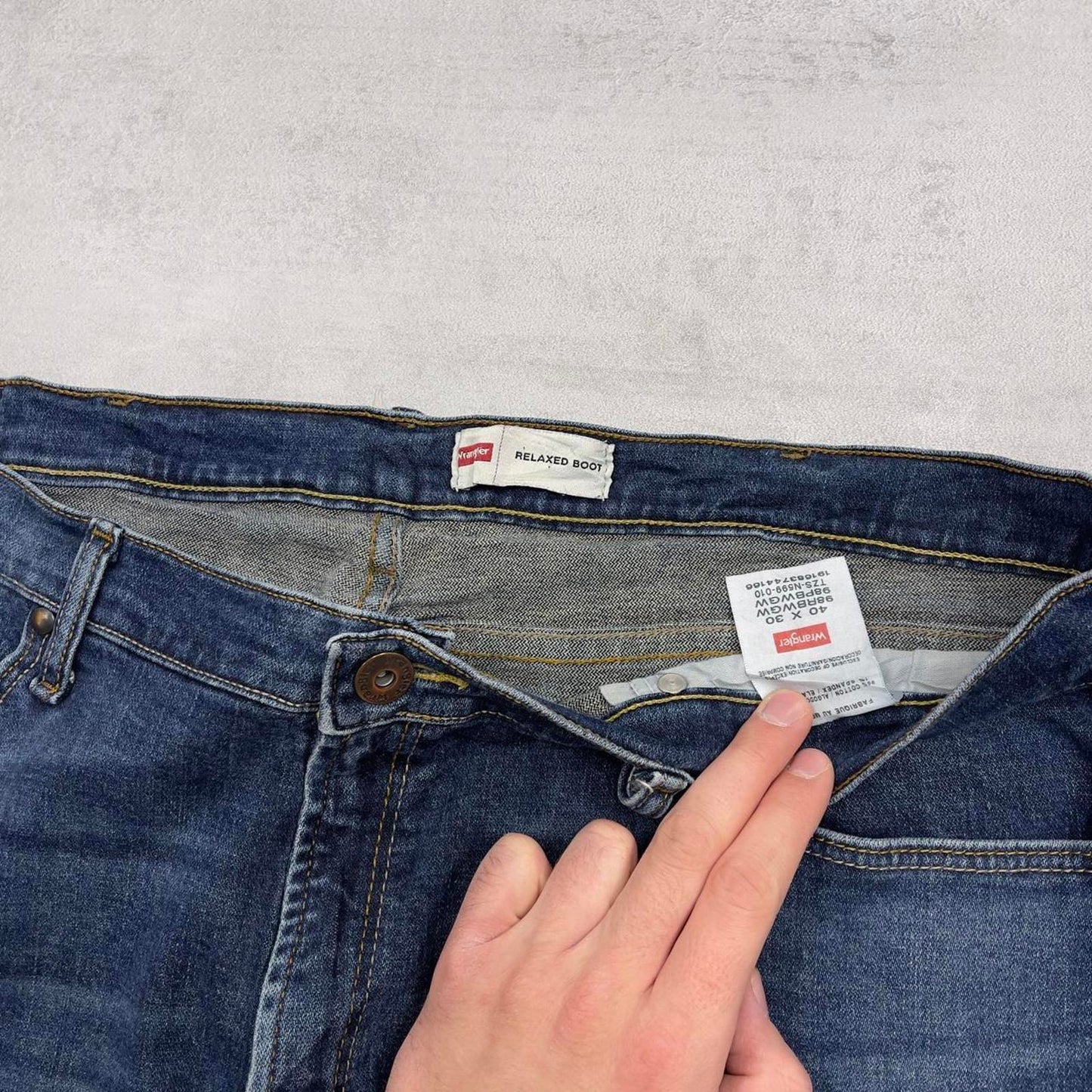 Blue Wrangler jeans W40L30 straight leg 90s style denim jeans