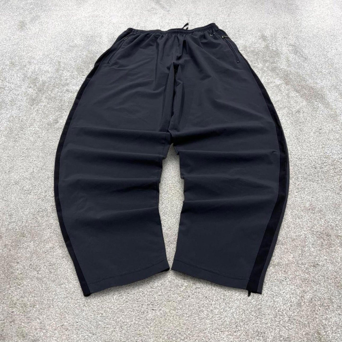 Black Nike trackies XL loose y2k style joggers print Swoosh logo track pants side stripes