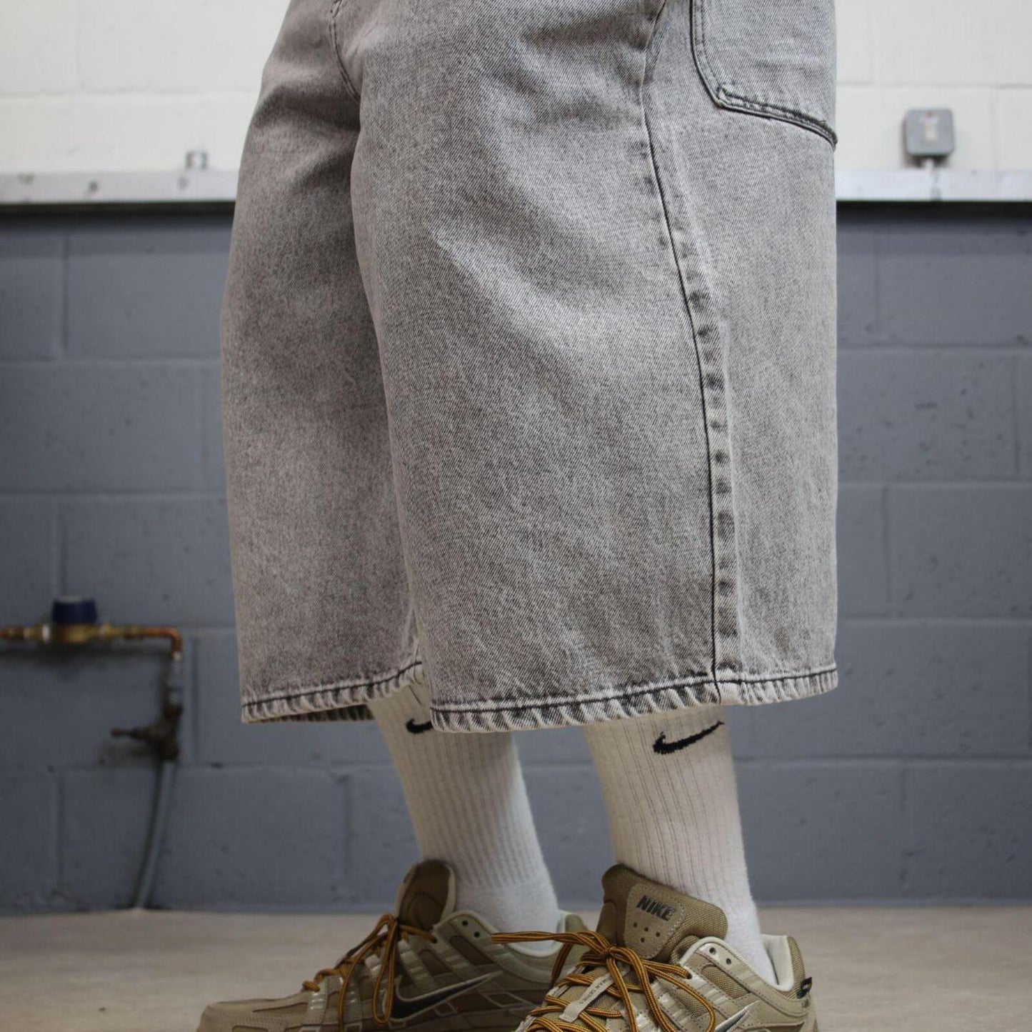 Y2K Extra baggy Empyre shorts long grey Wide leg skater style brand surf jorts