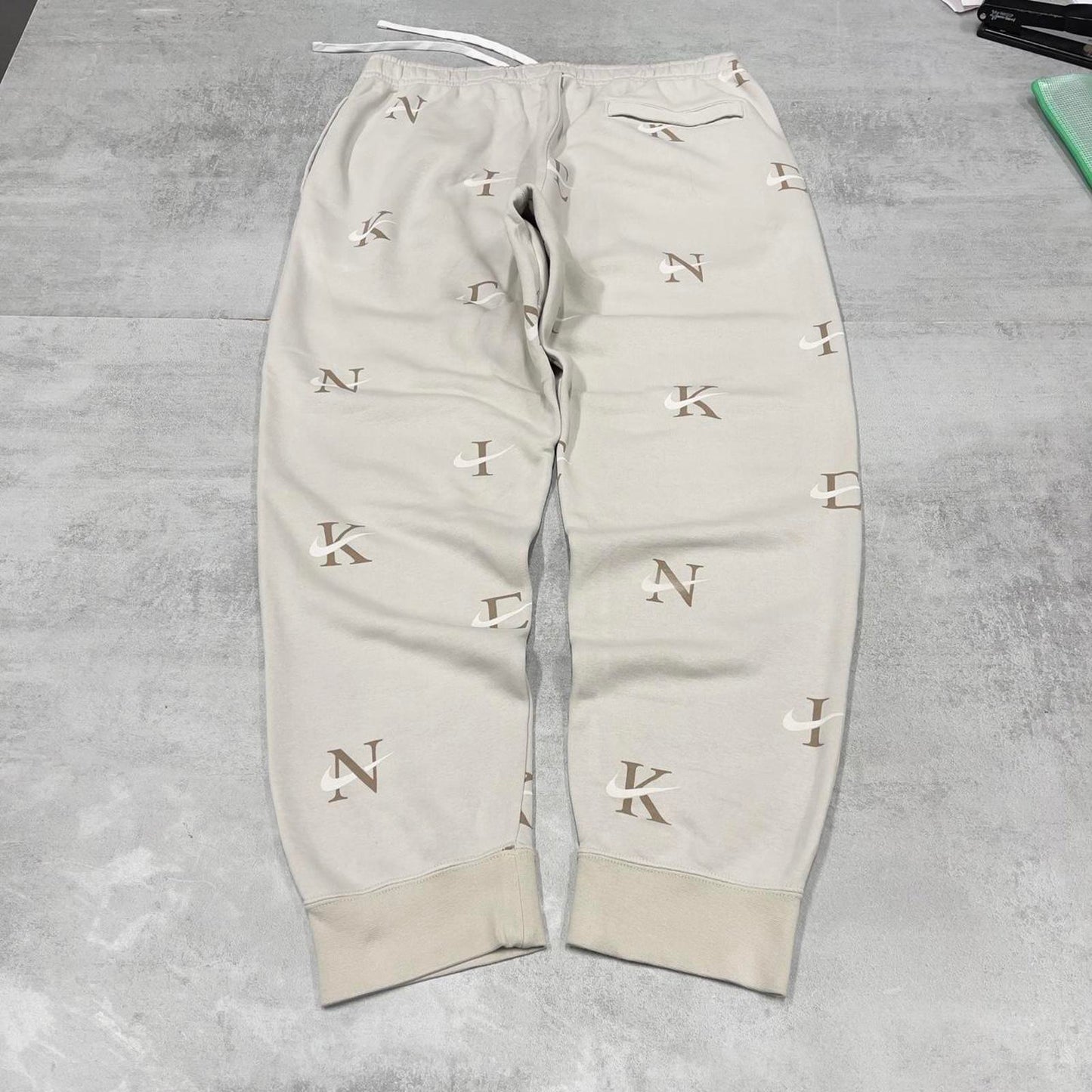 Y2k beige Nike joggers XL loose sweatpants cuffed legs embroidered logo