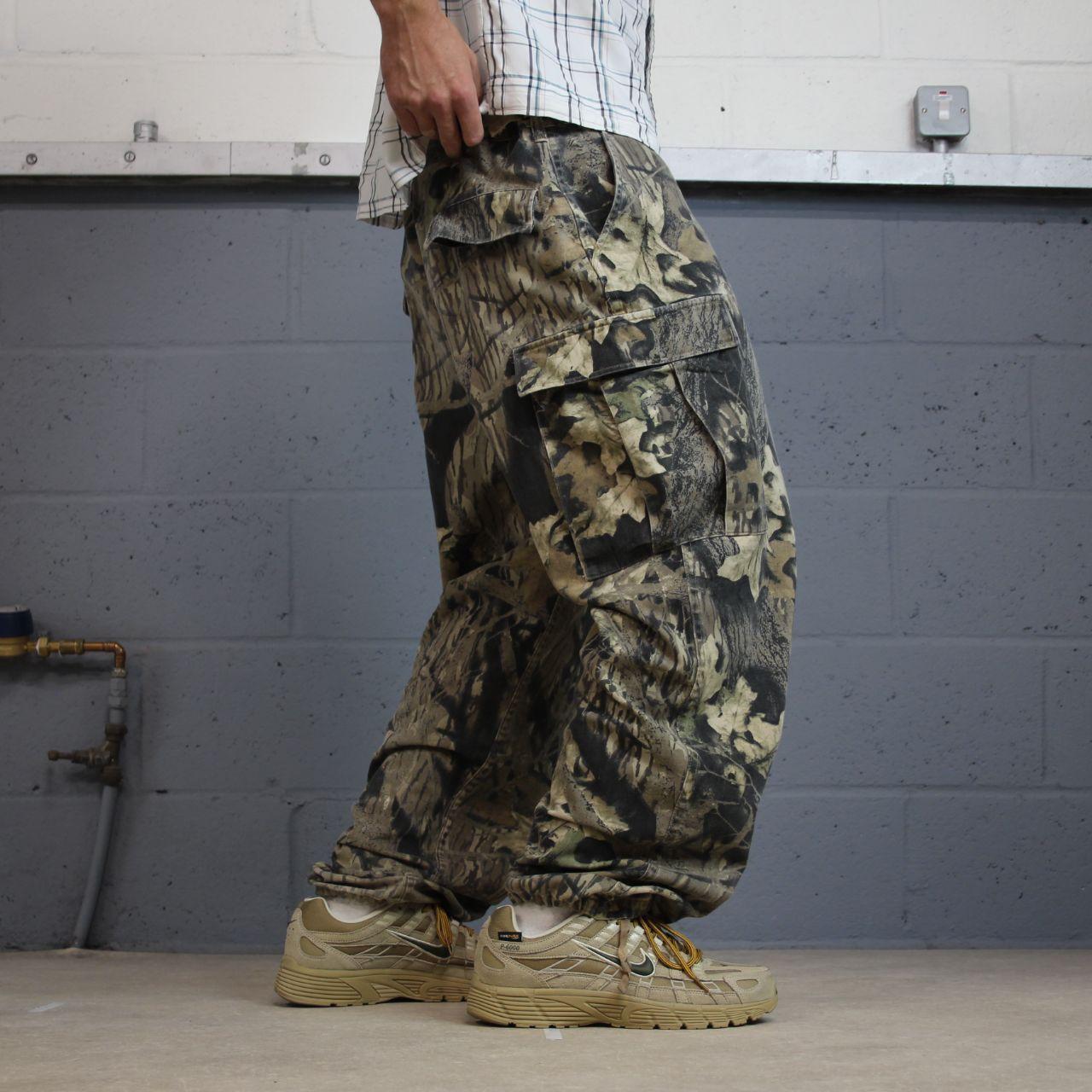 Cabela's camo cargo pants Y2K khaki camouflage pattern loose leg outdoors hunting utility trousers
