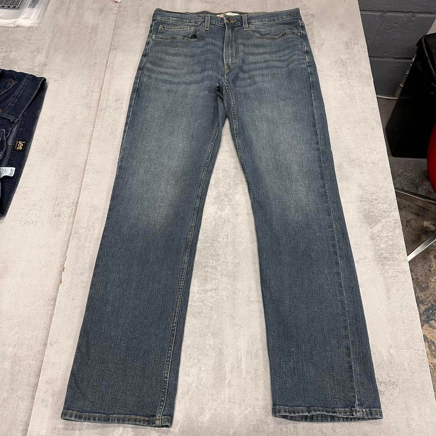 Blue signature Levi's jeans W34L32 denim straight leg jeans