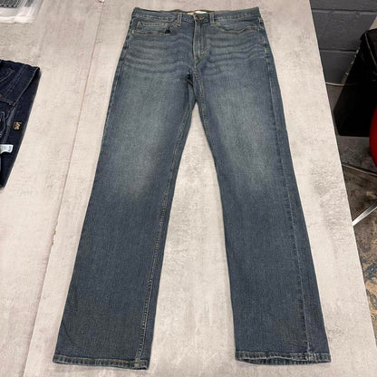 Blue signature Levi's jeans W34L32 denim straight leg jeans