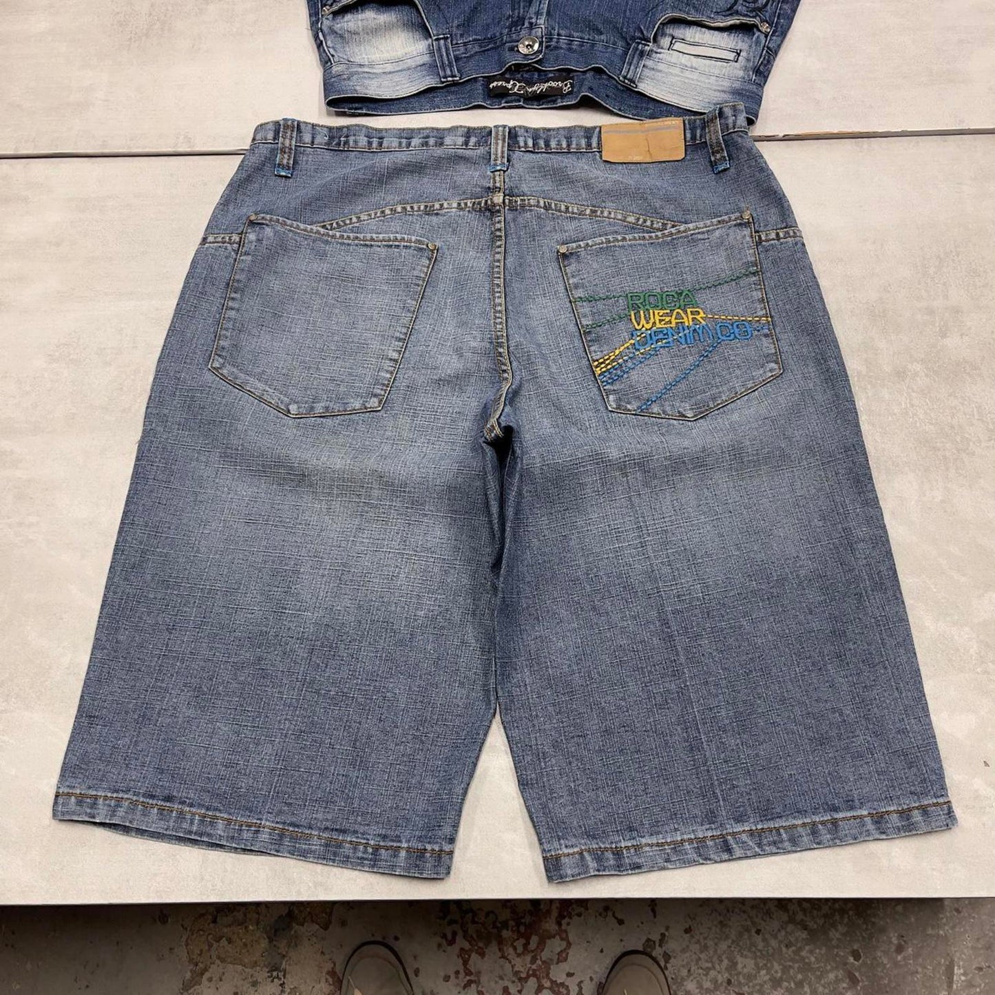 Baggy Rocawear skate jorts W40 long wide leg 90s style skater shorts embroidered design