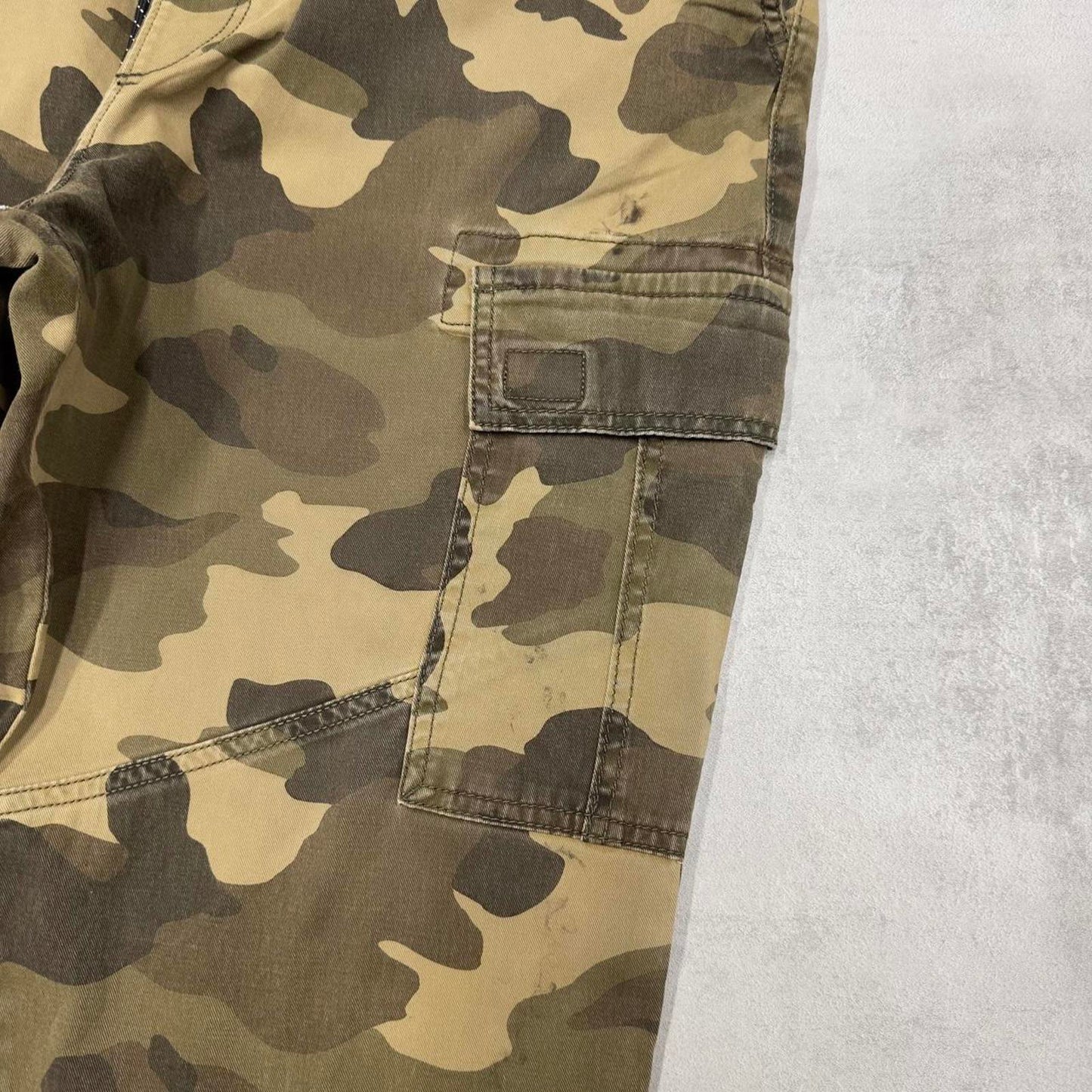 camo Urban Pipeline cargo pants W40L29 khaki green camouflage loose y2k style cargos utility pockets