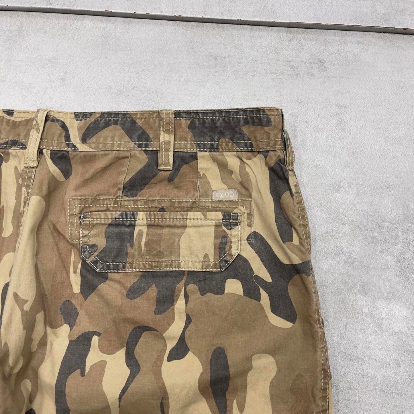 Baggy camo IZOD cargo shorts W38