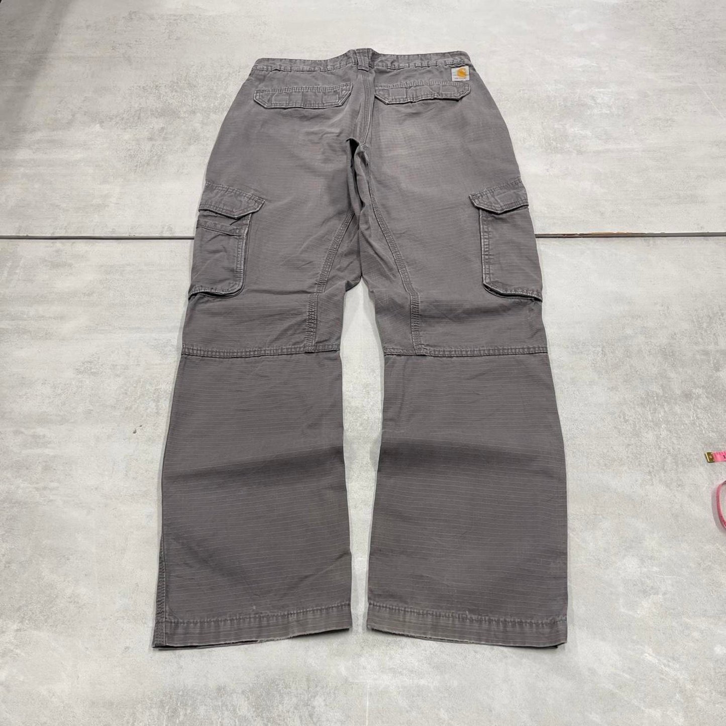 Grey Carhartt cargo pants W31L32 relaxed 90s style skater loose leg cargos patch logo