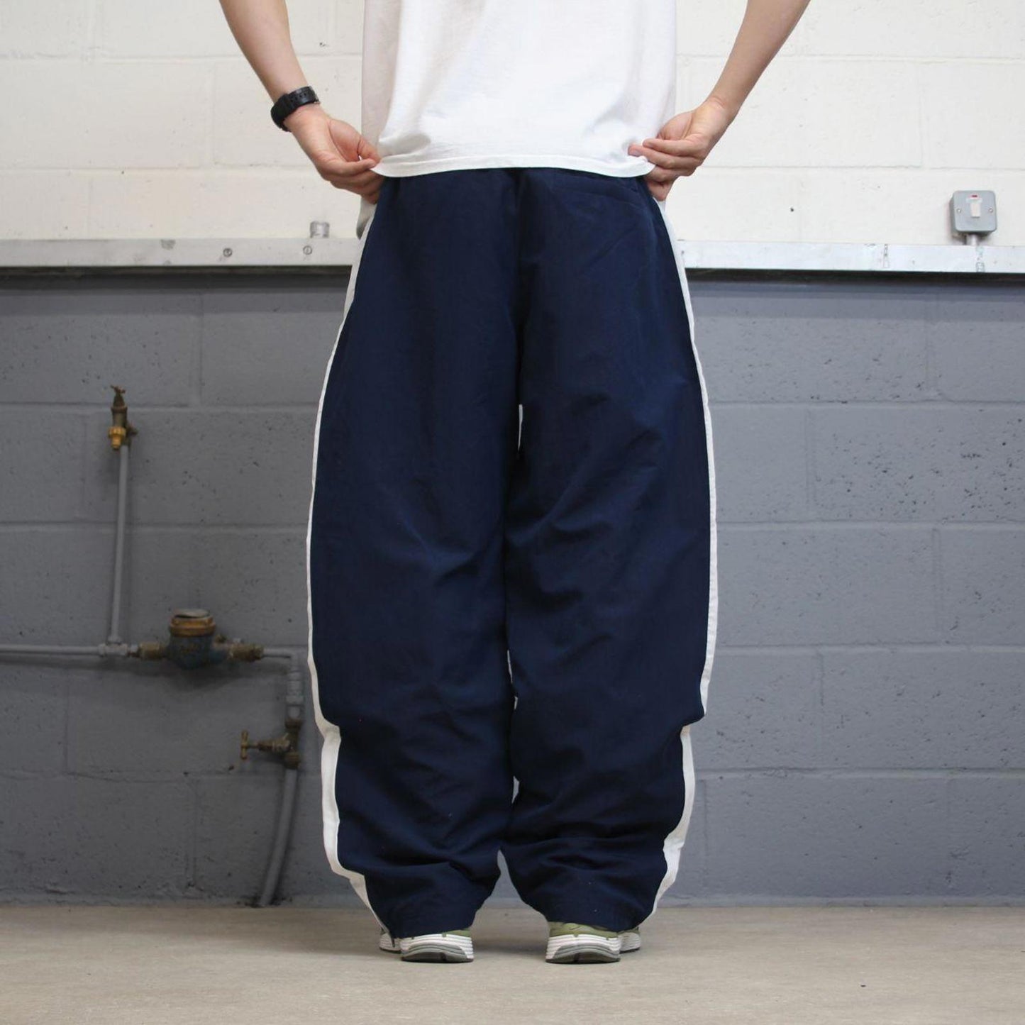 Baggy Nike Trackies XL Navy y2k 00s style loose wide leg joggers embroidered swoosh logo mesh lining
