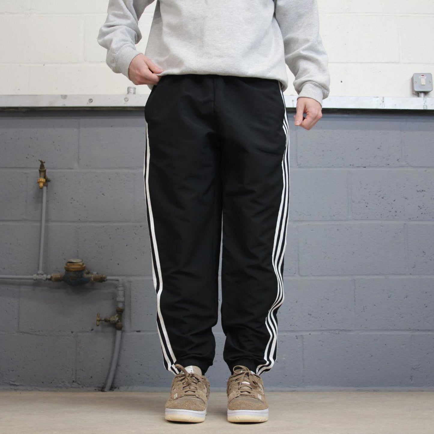 Black Adidas joggers L y2k style sportswear track pants side stripe design