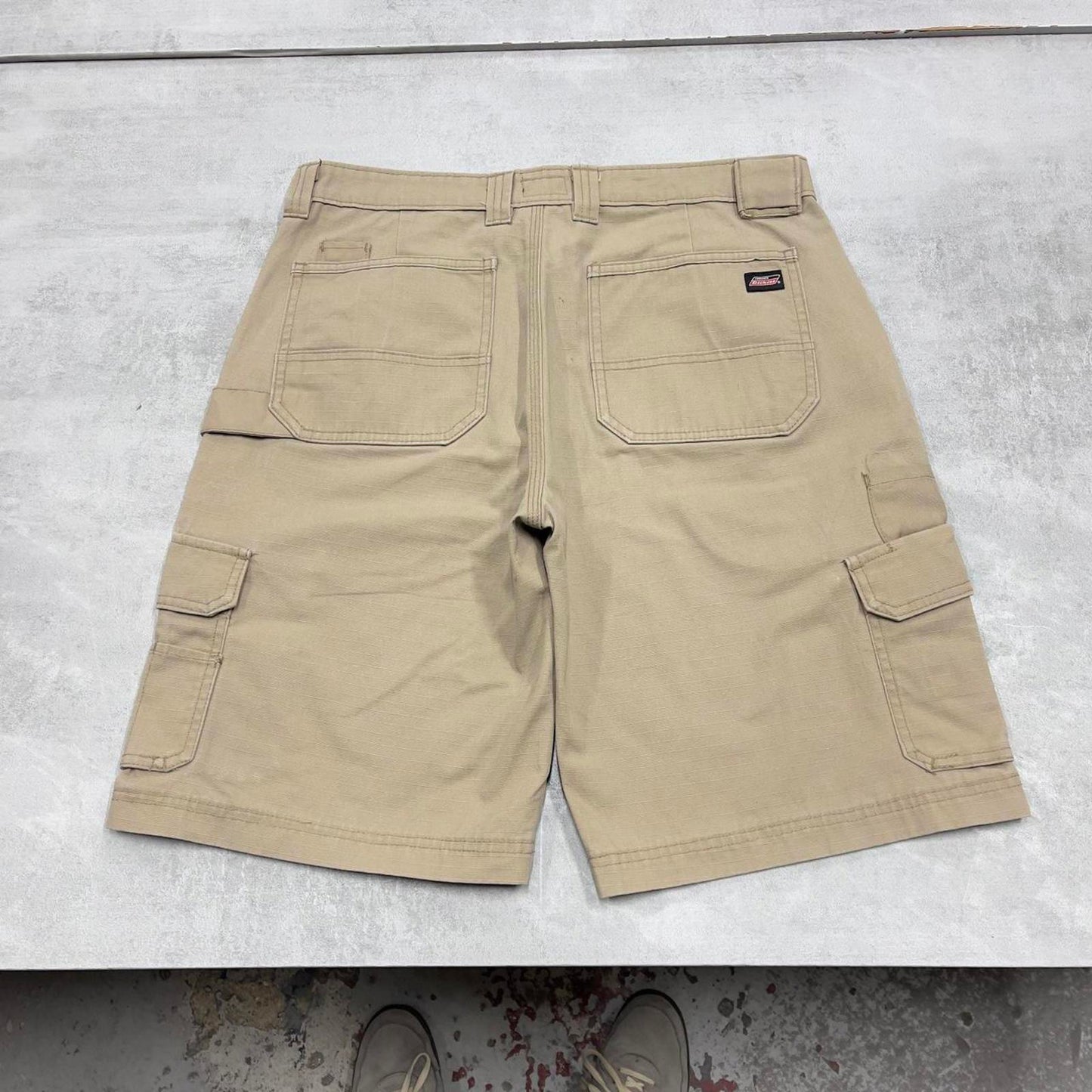 Beige baggy Dickies cargo shorts W32
